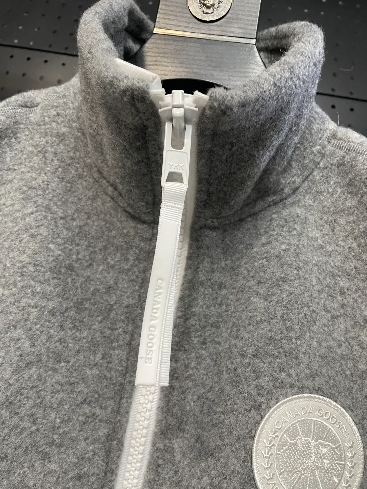 P600 Gray CANADA GOOSE/Canada Goose Autumn and Winter Couple's Fleece Vest Jacket 🔘Color: Black Gray Khaki Highest version Original fabric High version High quality) ⚠All details Fabric accessories craftsmanship (all 1:1 passed inspection) (The owner is a "detail monster" so the goods he makes also pay attention to details) 1⃣ Distinguish the wrong version of the market goods: all go single line ❌ Our genuine 1:1 special machine presses the line (high requirements for machine workers) 2⃣ Differentiates the market from drawings and making goods. Fabric color difference is too big. You get what you pay for, not fast food. 3⃣ Differentiates the market from low-end versions to receive labels, hang tags, and wash labels. All our accessories are custom-made (approved level) 4⃣ Differentiates the market from the detail-free workmanship❌ Our workmanship: neckline, shoulder line, armholes, cuffs, hem (In order to increase the cost, we must also restore the original product: yoke taping, double needle threading🔍) Size: S-XXL